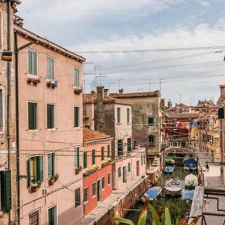 The Venetian Canal View Apartmán